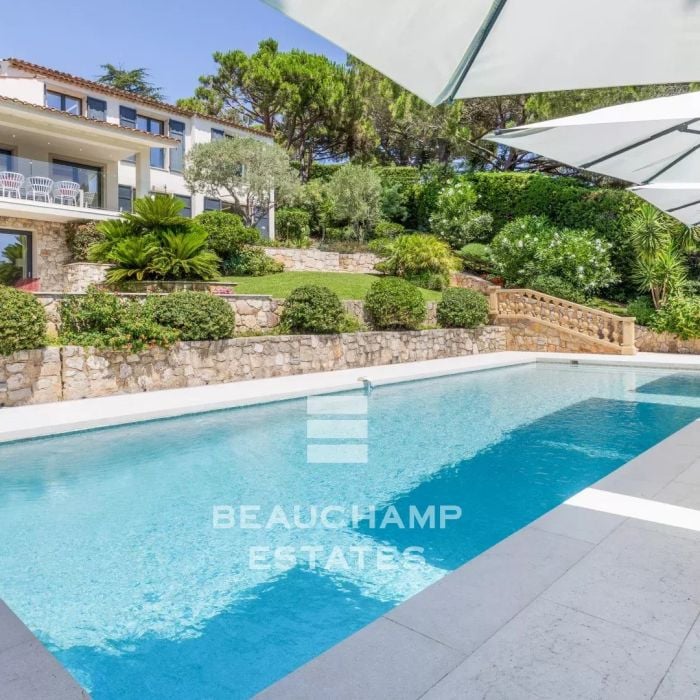 Contemporary 5-bedroom villa with pool – Super Cannes