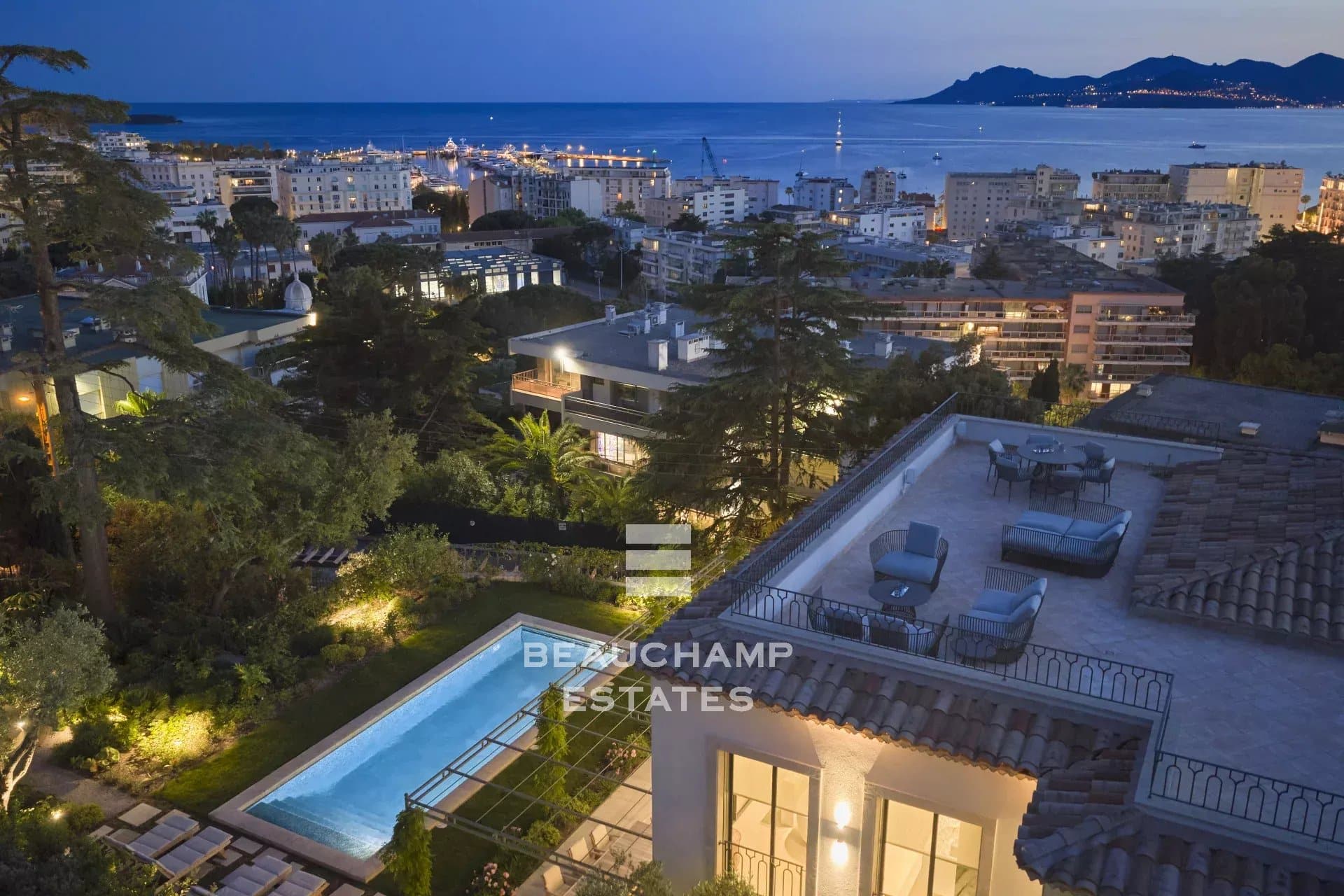 EXCLUSIVITE – Villa néo provençale rénovée avec vue mer panoramique – Cannes EXCLUSIVITY – Renovated Neo-Provençal villa with panoramic sea views – Cannes