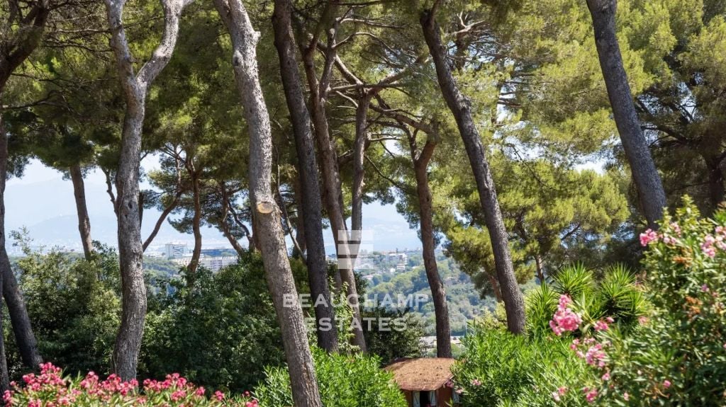 Turnkey 5-Bedroom Villa with Swimming Pool – Golfe-Juan