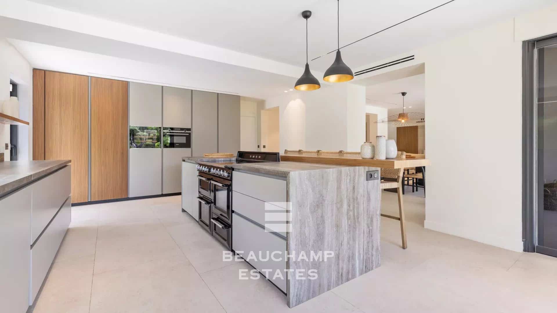 Neo-Provençal 6-bedroom villa in Mougins Neo-Provençal 6-bedroom villa in Mougins