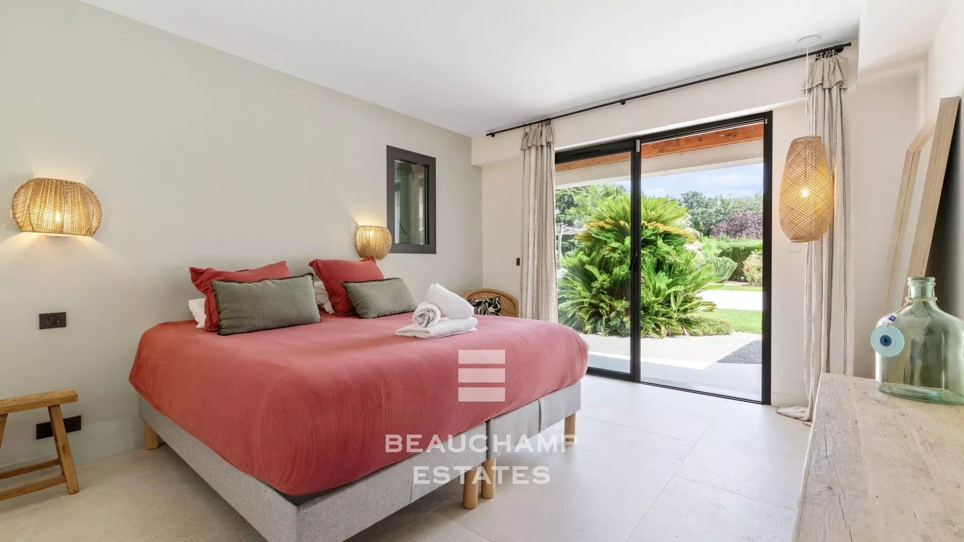 Neo-Provençal 6-bedroom villa in Mougins Neo-Provençal 6-bedroom villa in Mougins