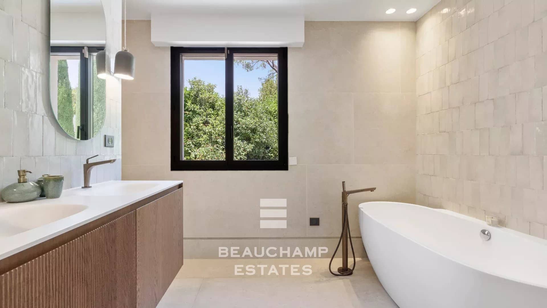 Neo-Provençal 6-bedroom villa in Mougins Neo-Provençal 6-bedroom villa in Mougins
