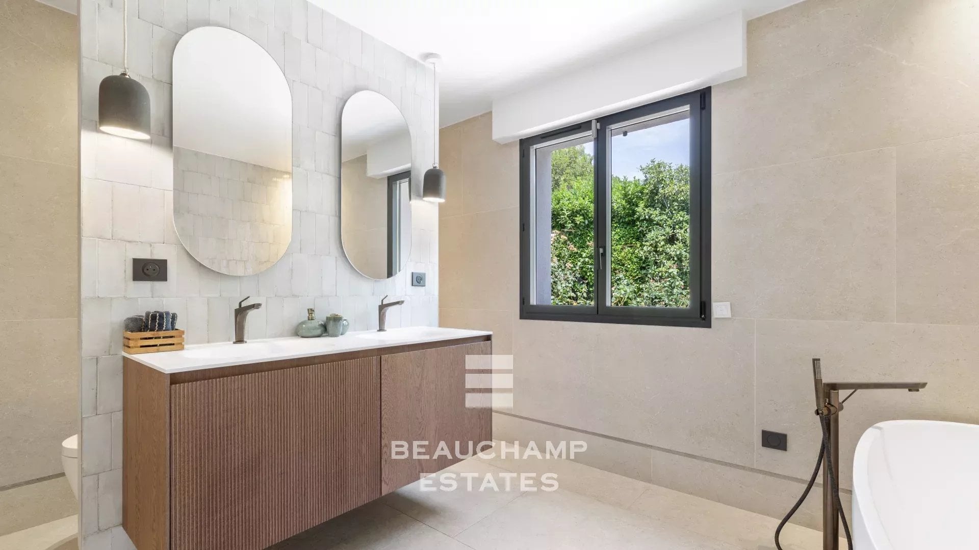 Neo-Provençal 6-bedroom villa in Mougins Neo-Provençal 6-bedroom villa in Mougins