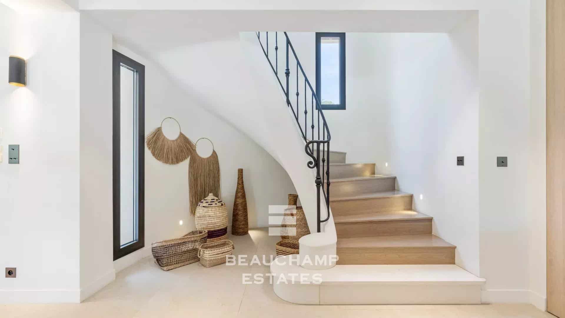 Neo-Provençal 6-bedroom villa in Mougins Neo-Provençal 6-bedroom villa in Mougins