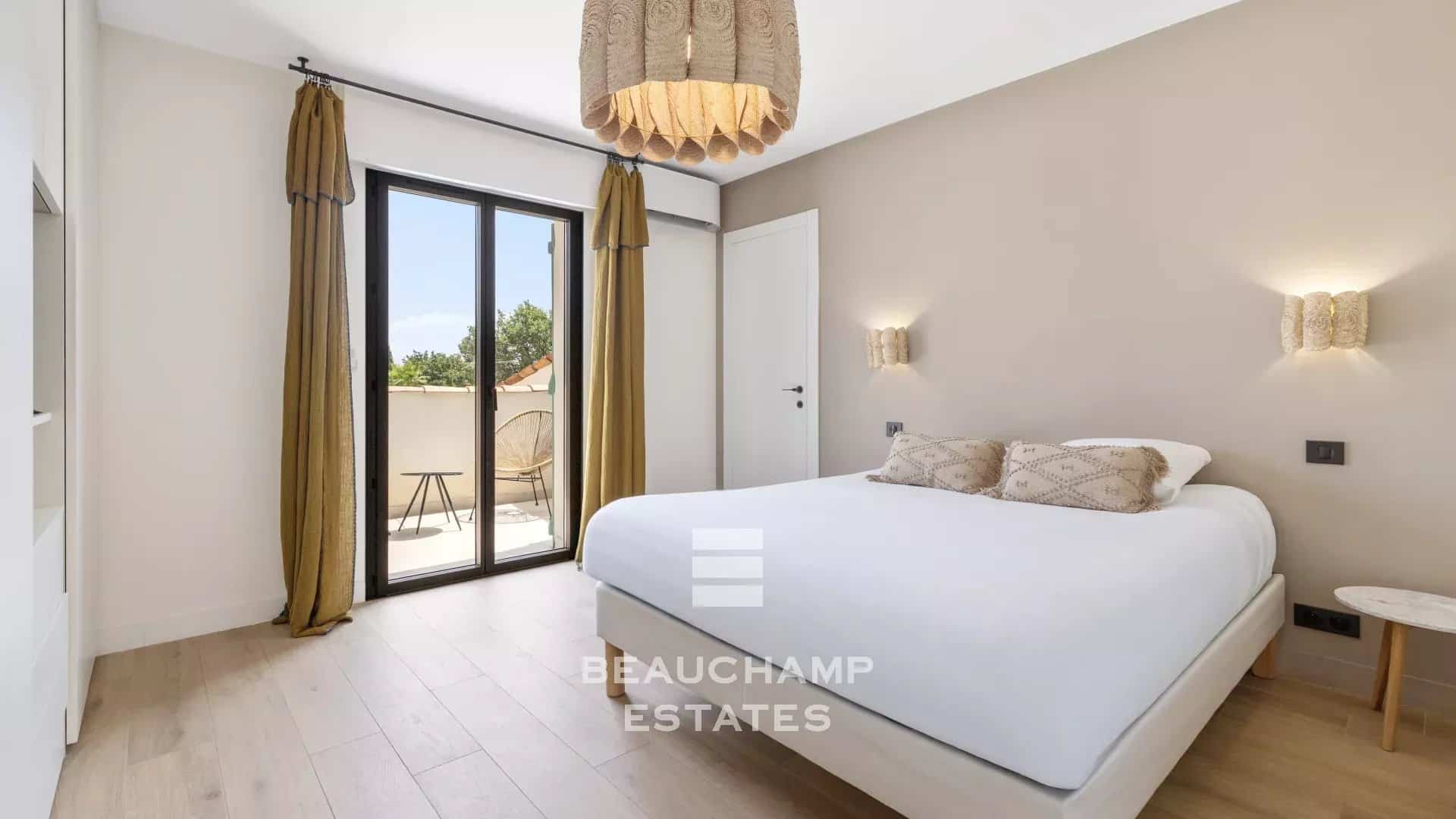 Neo-Provençal 6-bedroom villa in Mougins Neo-Provençal 6-bedroom villa in Mougins