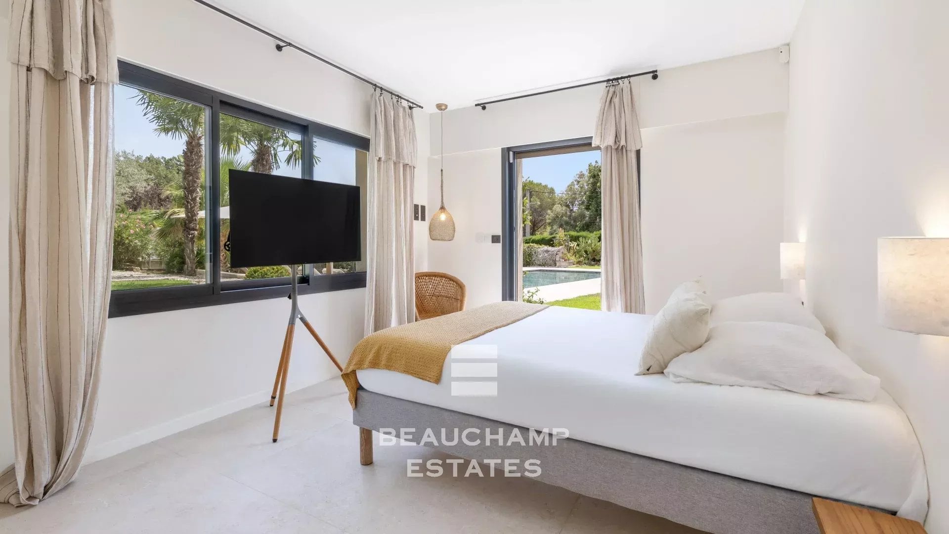 Neo-Provençal 6-bedroom villa in Mougins Neo-Provençal 6-bedroom villa in Mougins