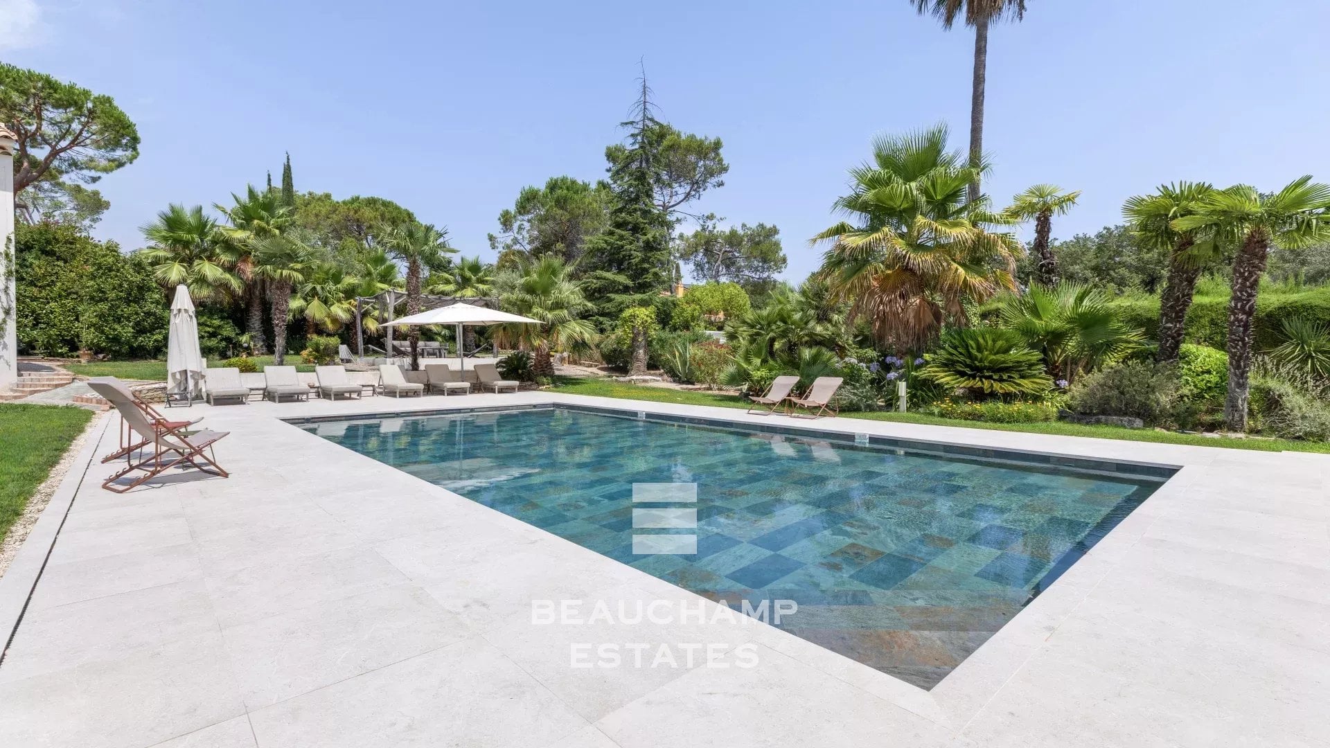 Neo-Provençal 6-bedroom villa in Mougins Neo-Provençal 6-bedroom villa in Mougins