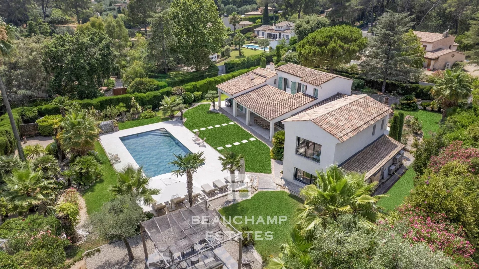Neo-Provençal 6-bedroom villa in Mougins Neo-Provençal 6-bedroom villa in Mougins