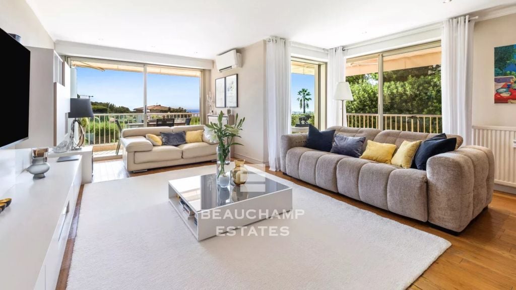 2-Bedroom Apartment with Sea View and Terrace – Le Cannet