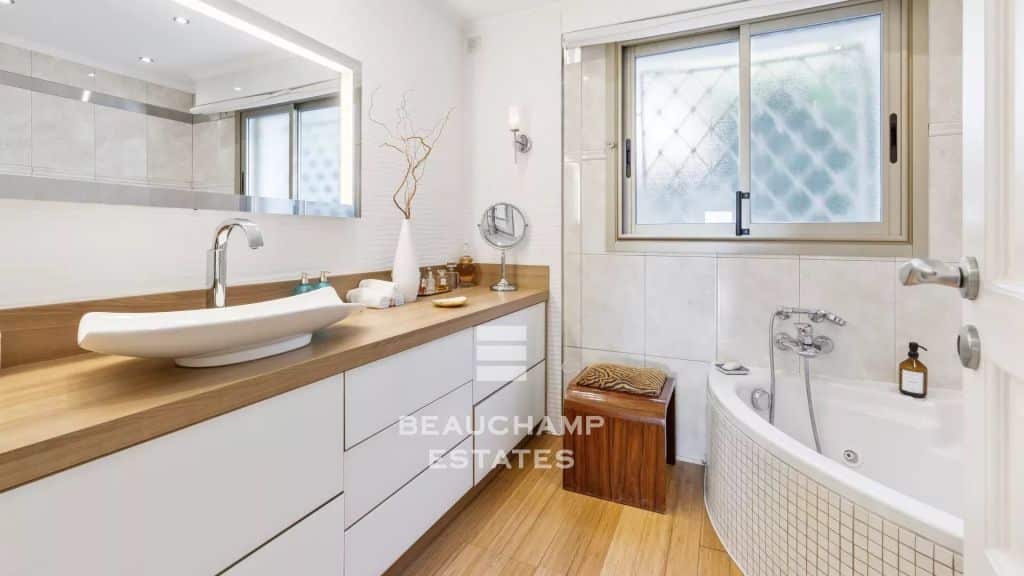 2-Bedroom Apartment with Sea View and Terrace – Le Cannet