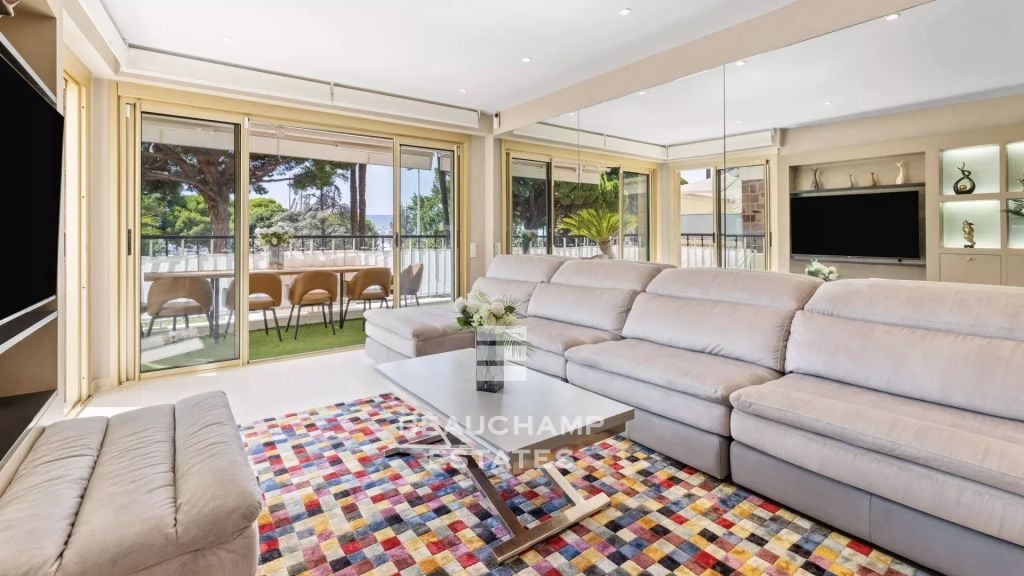 2-Bedroom Apartment with Terrace – Cannes Croisette