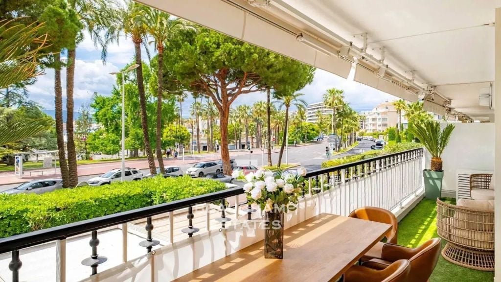 2-Bedroom Apartment with Terrace – Cannes Croisette