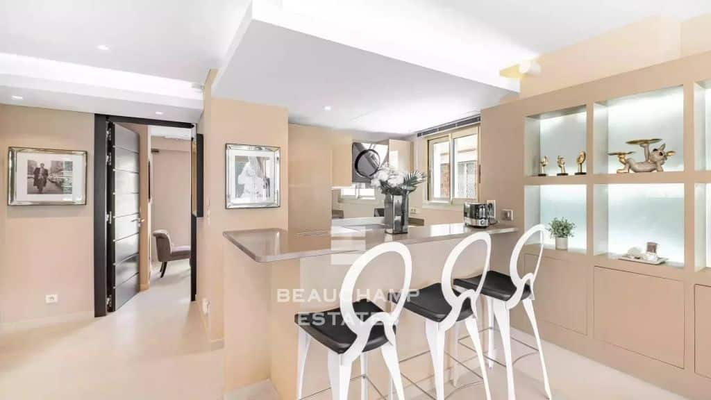 2-Bedroom Apartment with Terrace – Cannes Croisette