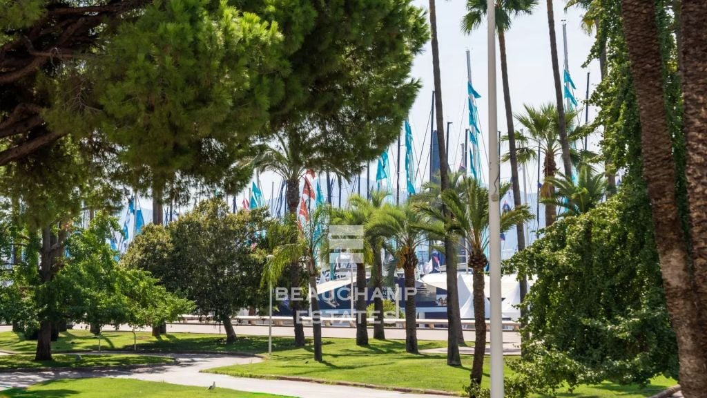 2-Bedroom Apartment with Terrace – Cannes Croisette
