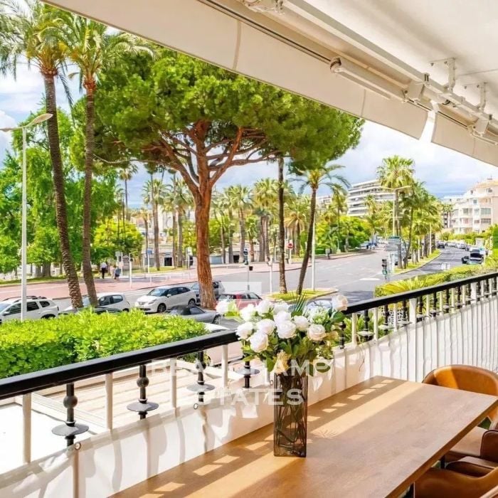 2-Bedroom Apartment with Terrace – Cannes Croisette