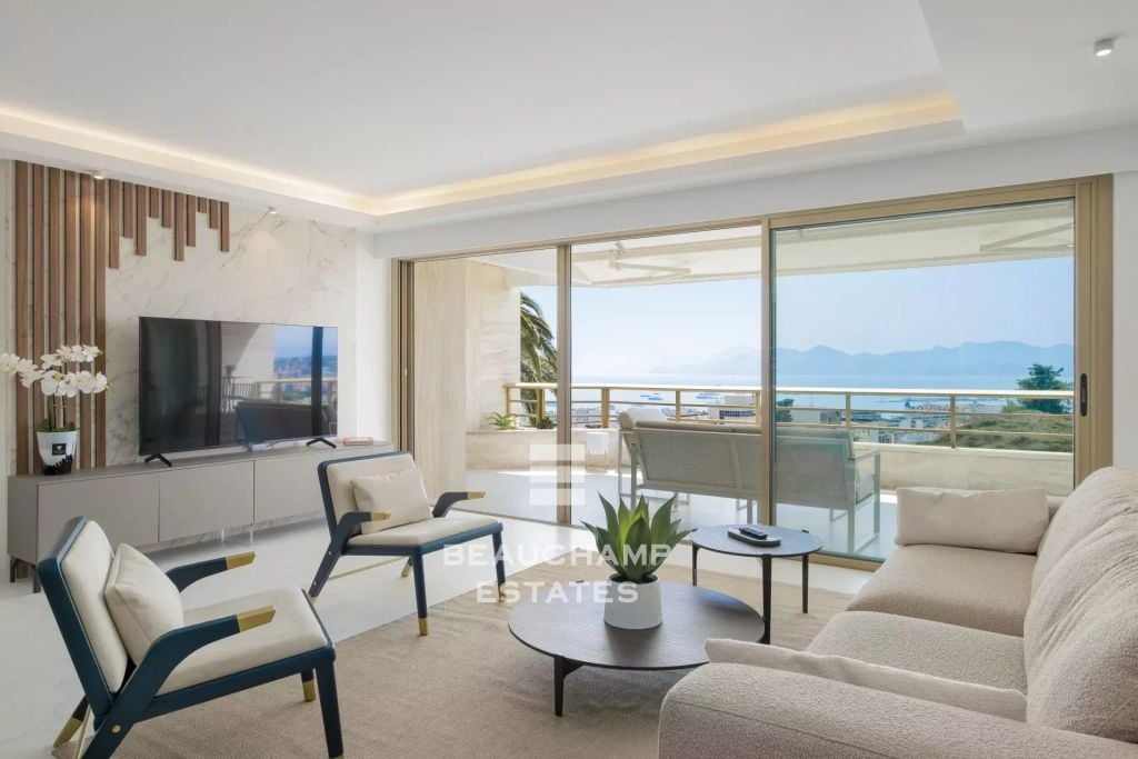3-Bedroom Apartment with Panoramic Sea View – Cannes Californie