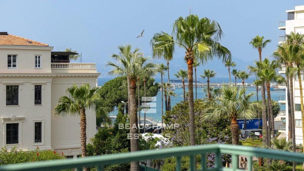 3-Bedroom Apartment with Sea View – Cannes Croisette