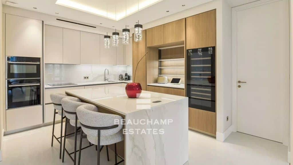 3-Bedroom Apartment with Sea View – Cannes Croisette