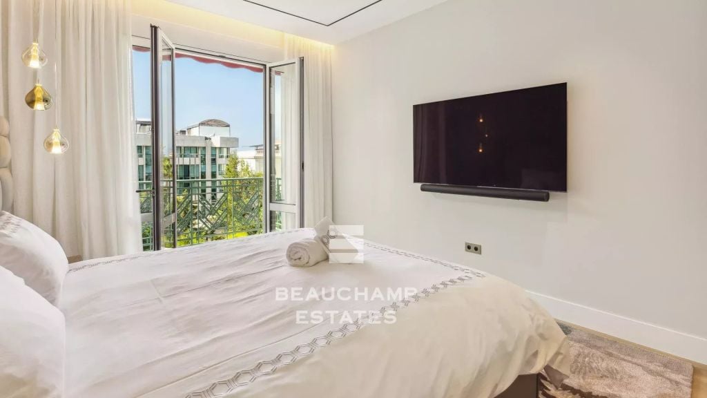 3-Bedroom Apartment with Sea View – Cannes Croisette