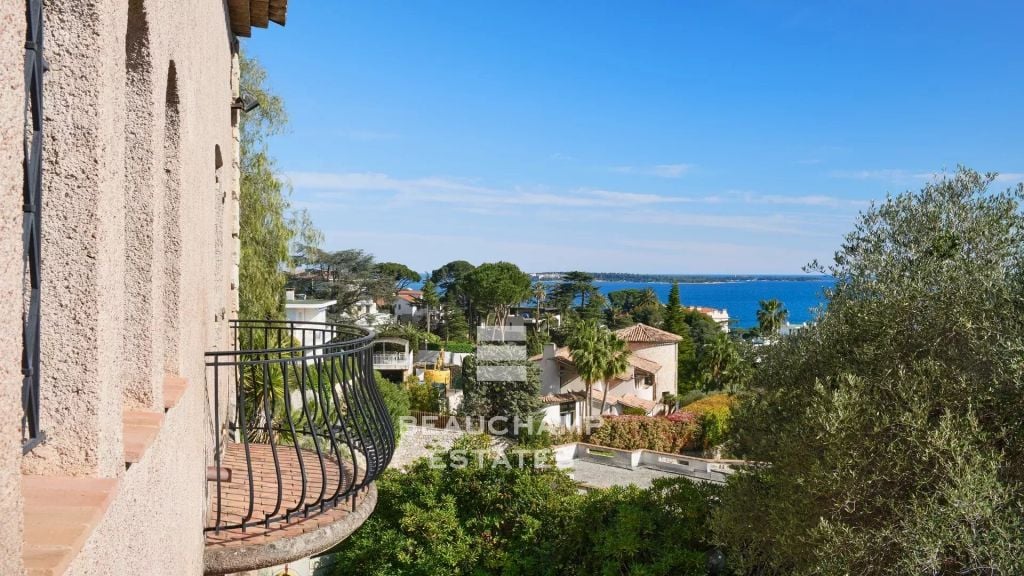 5-bedroom property to renovate with panoramic sea view – Cannes – La Croix-des-Gardes