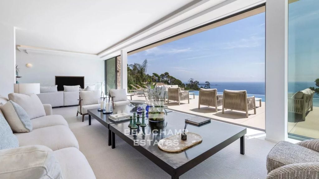 5 Bedrooms Contemporary Villa with Sea View – Super Cannes