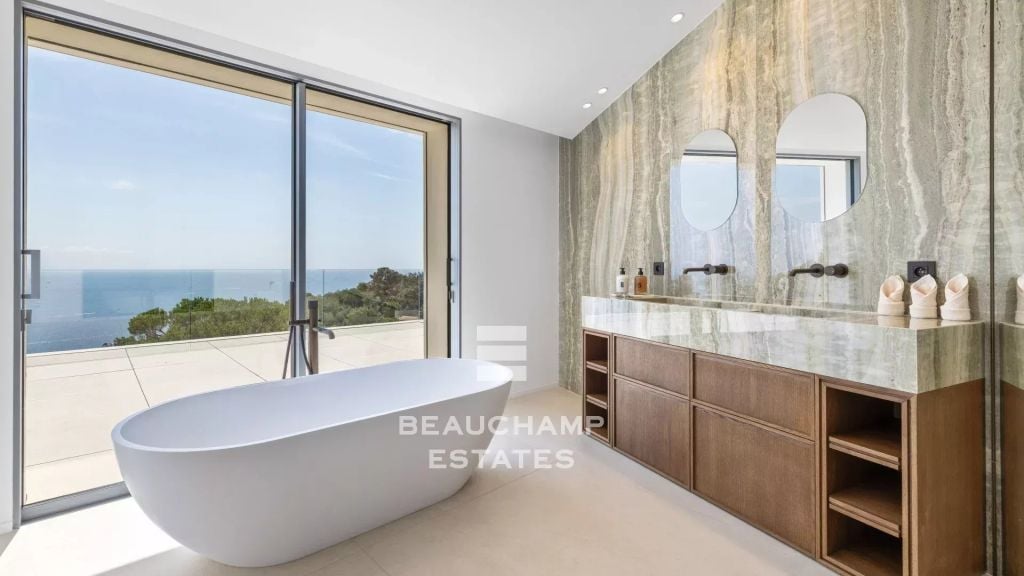 5 Bedrooms Contemporary Villa with Sea View – Super Cannes