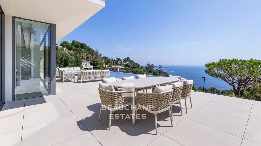 5 Bedrooms Contemporary Villa with Sea View – Super Cannes