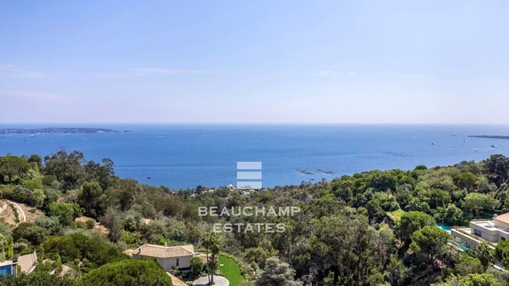 5 Bedrooms Contemporary Villa with Sea View – Super Cannes