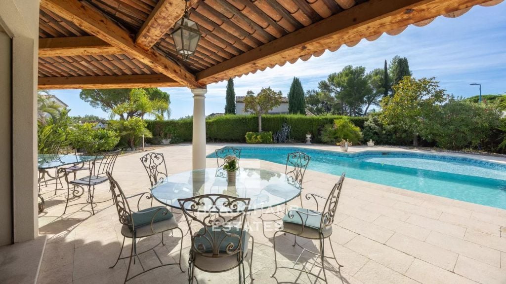 6-Bedroom Provençal Villa with Swimming Pool – Mandelieu-La Napoule