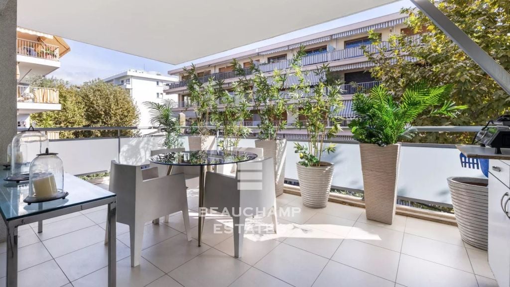 Bright and Spacious Apartment – Cannes Palm Beach