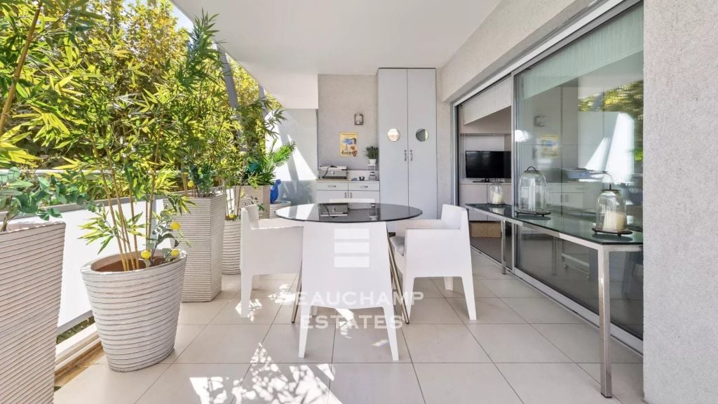 Bright and Spacious Apartment – Cannes Palm Beach