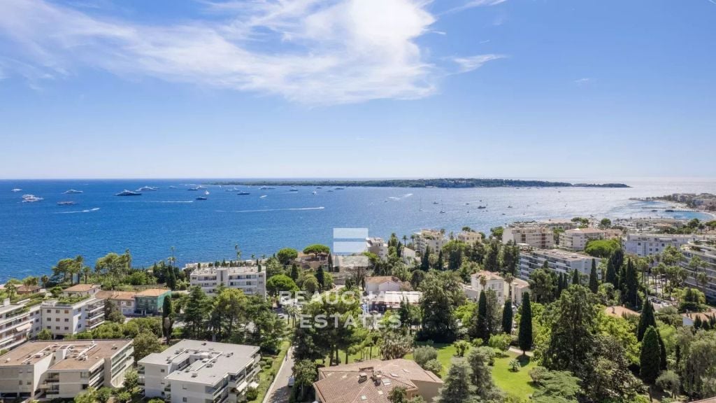 Charming Property with 7 Bedrooms and Panoramic Sea Views – Cannes Basse Californie