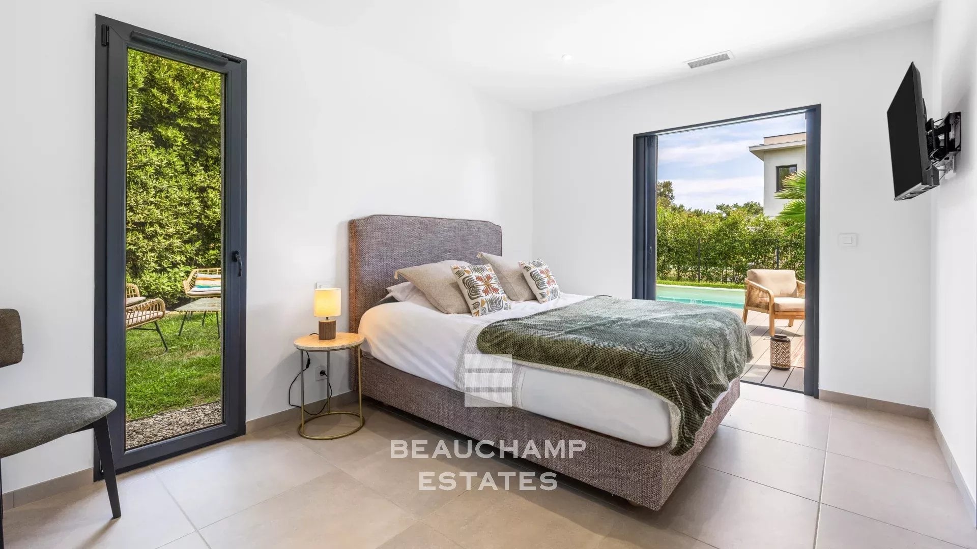 Contemporary 4-bedroom villa in Mougins with a pool Contemporary 4-bedroom villa in Mougins with a pool