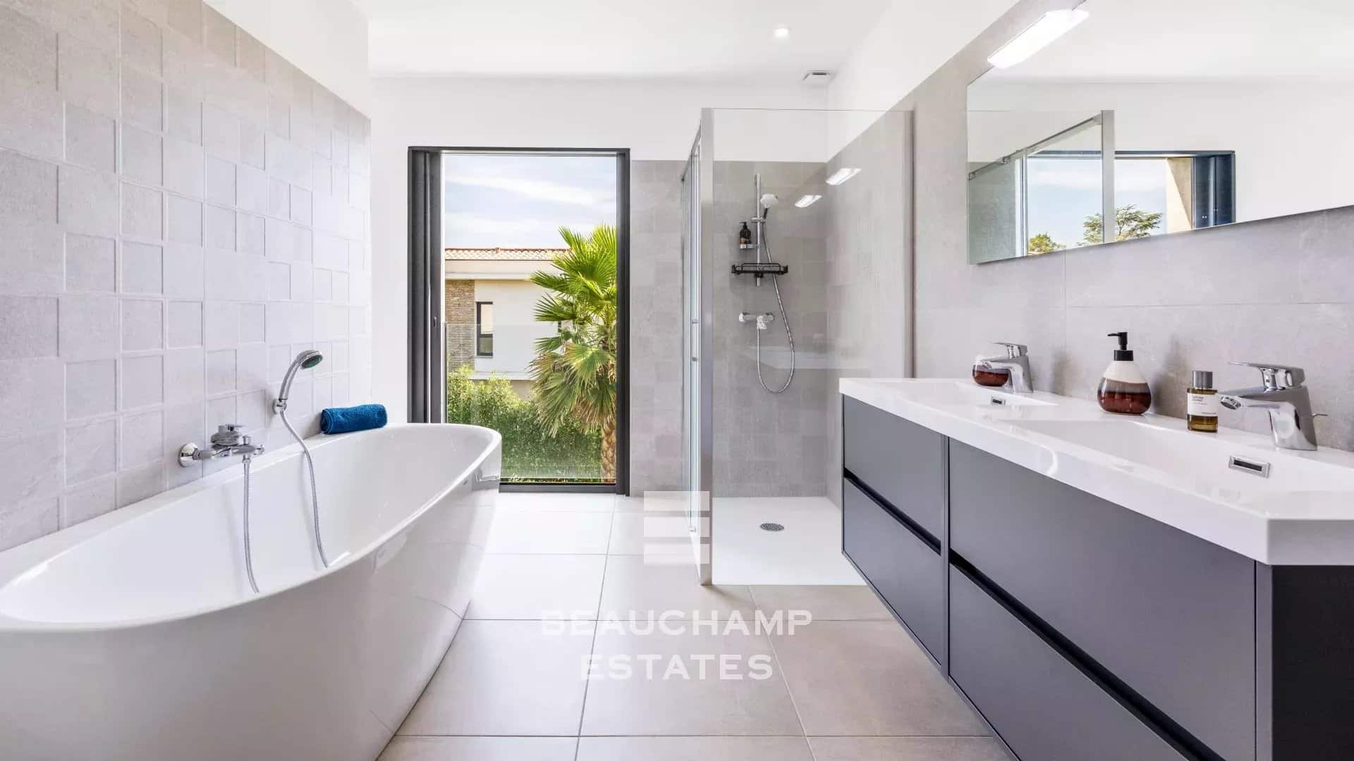 Contemporary 4-bedroom villa in Mougins with a pool Contemporary 4-bedroom villa in Mougins with a pool