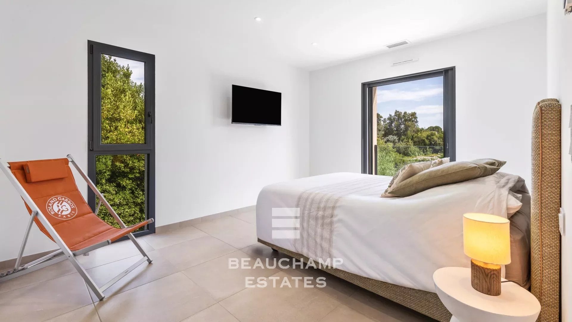 Contemporary 4-bedroom villa in Mougins with a pool Contemporary 4-bedroom villa in Mougins with a pool