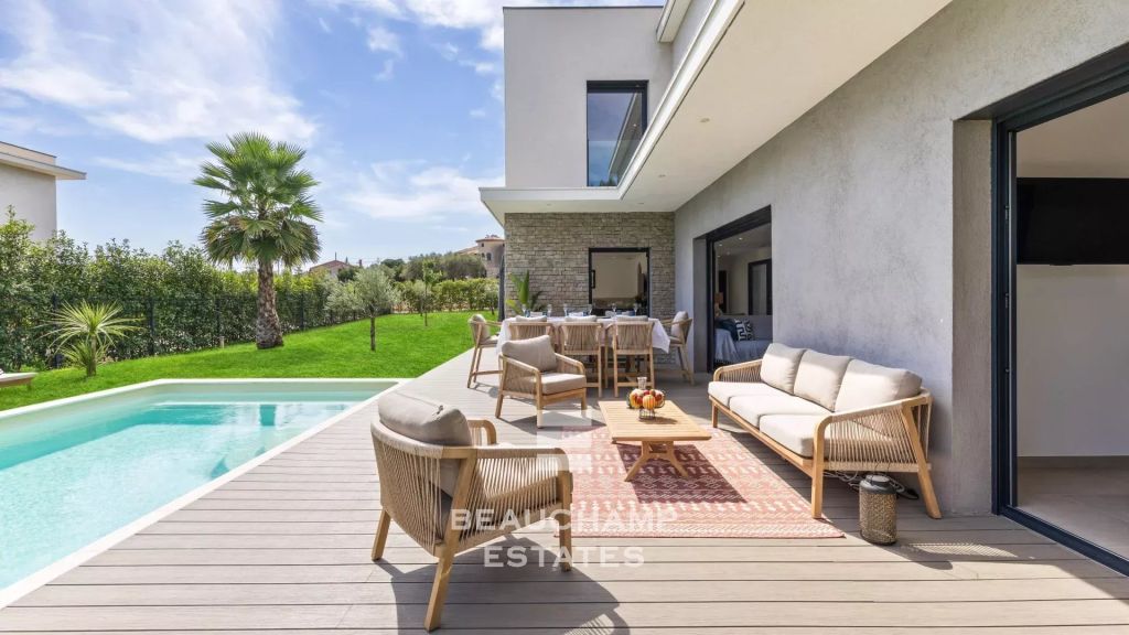 Contemporary 4-bedroom villa in Mougins with a pool