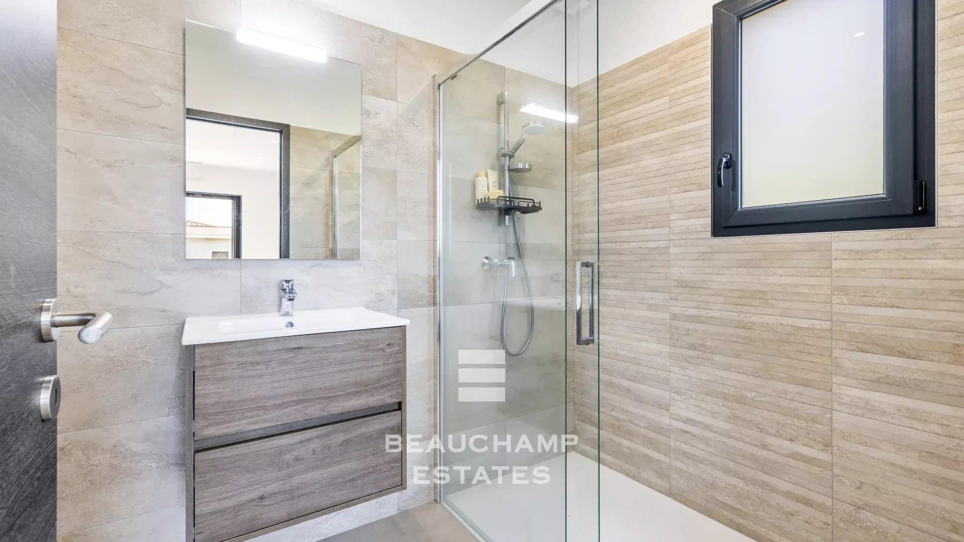 Contemporary 4-bedroom villa in Mougins with a pool Contemporary 4-bedroom villa in Mougins with a pool