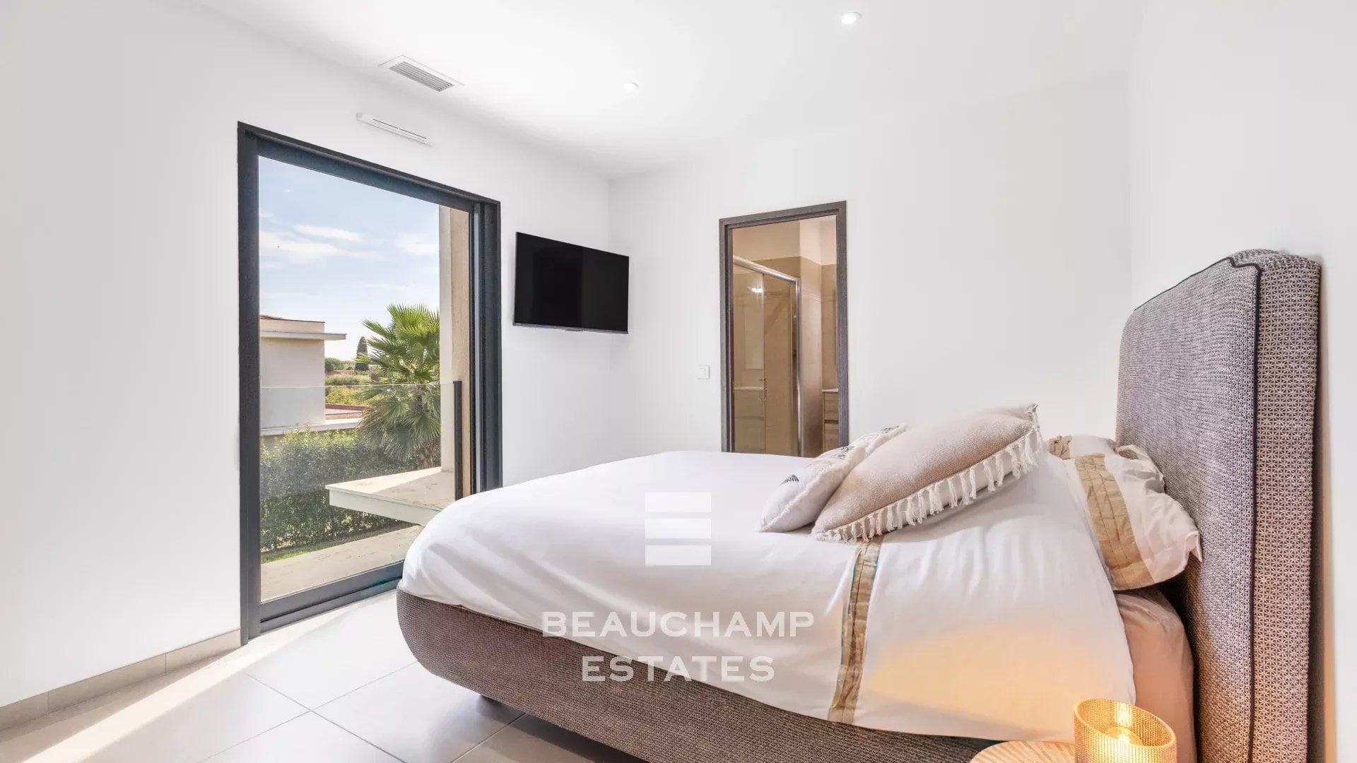 Contemporary 4-bedroom villa in Mougins with a pool Contemporary 4-bedroom villa in Mougins with a pool