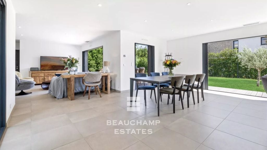 Contemporary 4-bedroom villa in Mougins with a pool