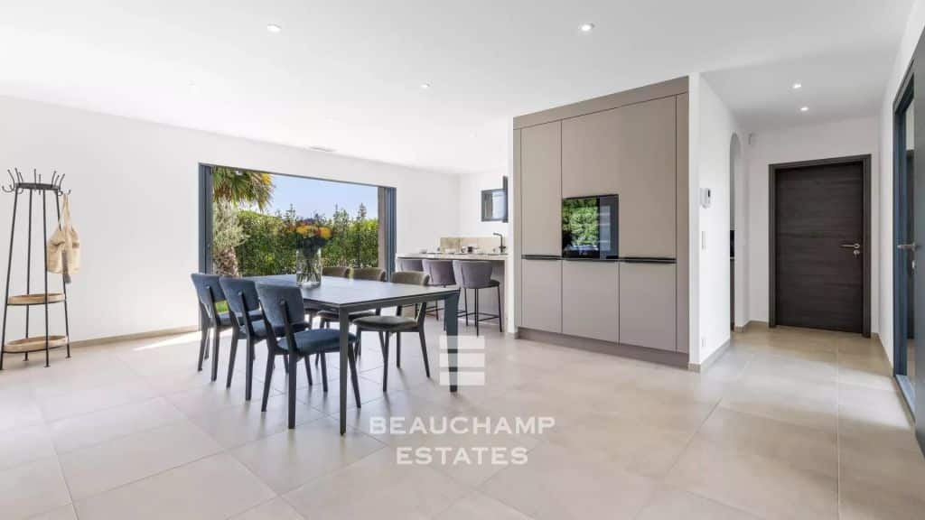 Contemporary 4-bedroom villa in Mougins with a pool