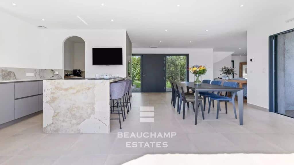 Contemporary 4-bedroom villa in Mougins with a pool