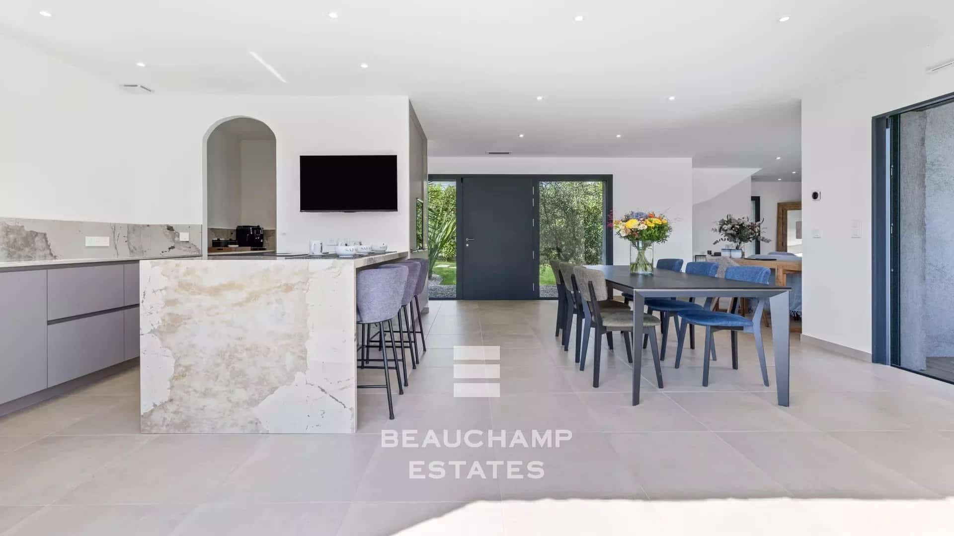 Contemporary 4-bedroom villa in Mougins with a pool Contemporary 4-bedroom villa in Mougins with a pool