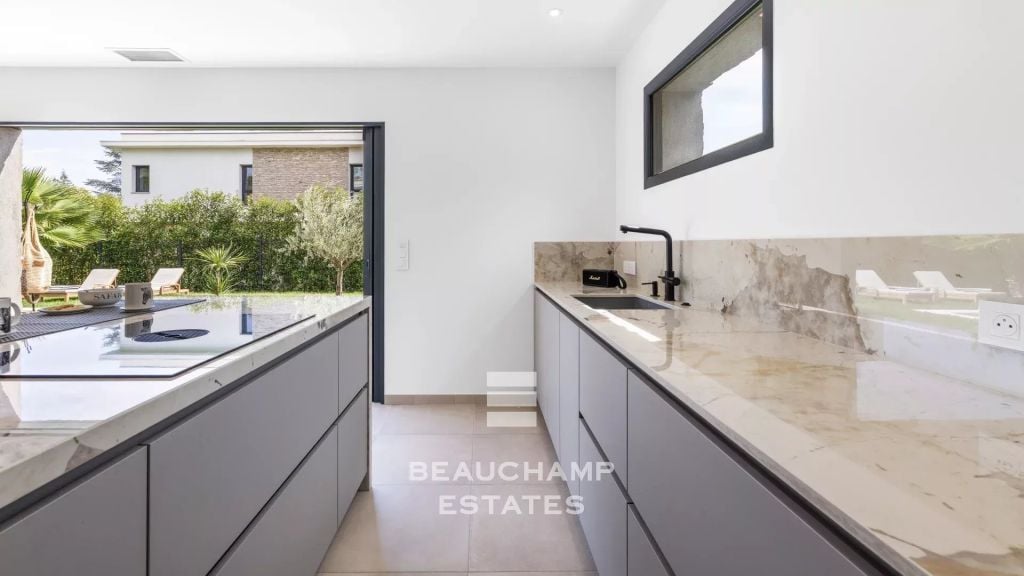 Contemporary 4-bedroom villa in Mougins with a pool