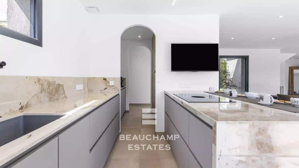 Contemporary 4-bedroom villa in Mougins with a pool