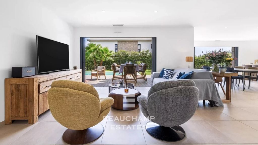 Contemporary 4-bedroom villa in Mougins with a pool