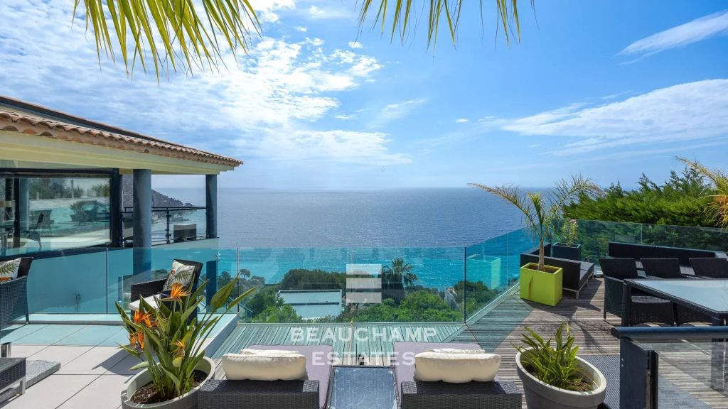 Exceptional Villa with Panoramic Sea View – 10 Minutes from Monaco