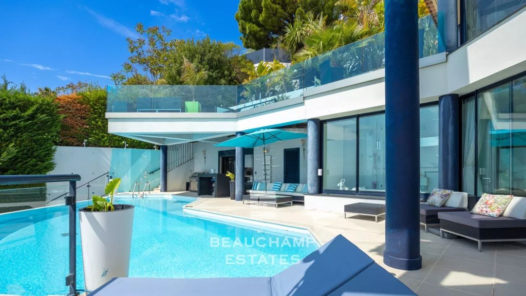Exceptional Villa with Panoramic Sea View – 10 Minutes from Monaco