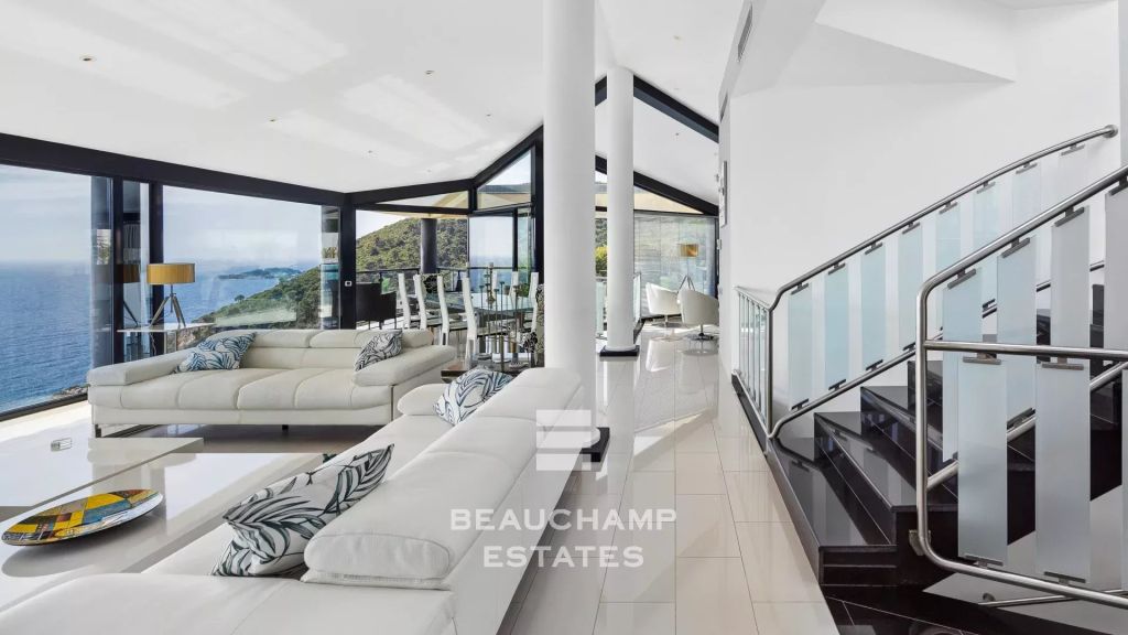 Exceptional Villa with Panoramic Sea View – 10 Minutes from Monaco