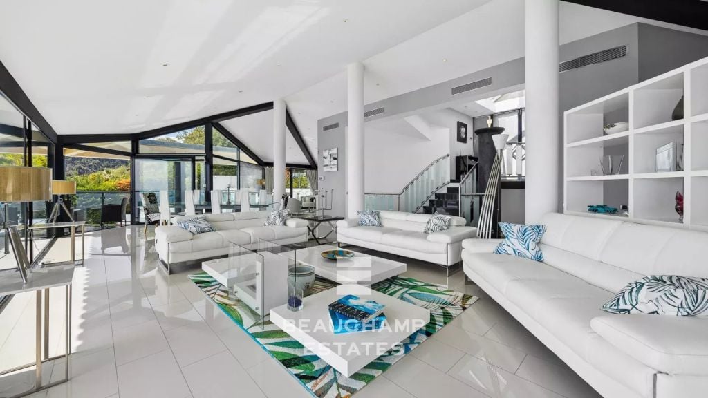 Exceptional Villa with Panoramic Sea View – 10 Minutes from Monaco