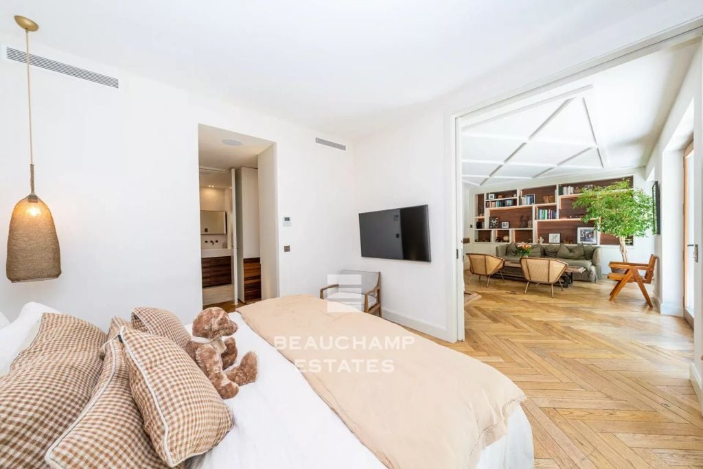 Ground-floor apartment with private pool – Cannes Palm Beach